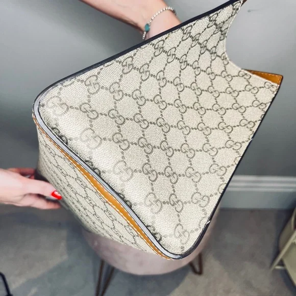 Gucci Shoulder Bag - Picture 8 of 12